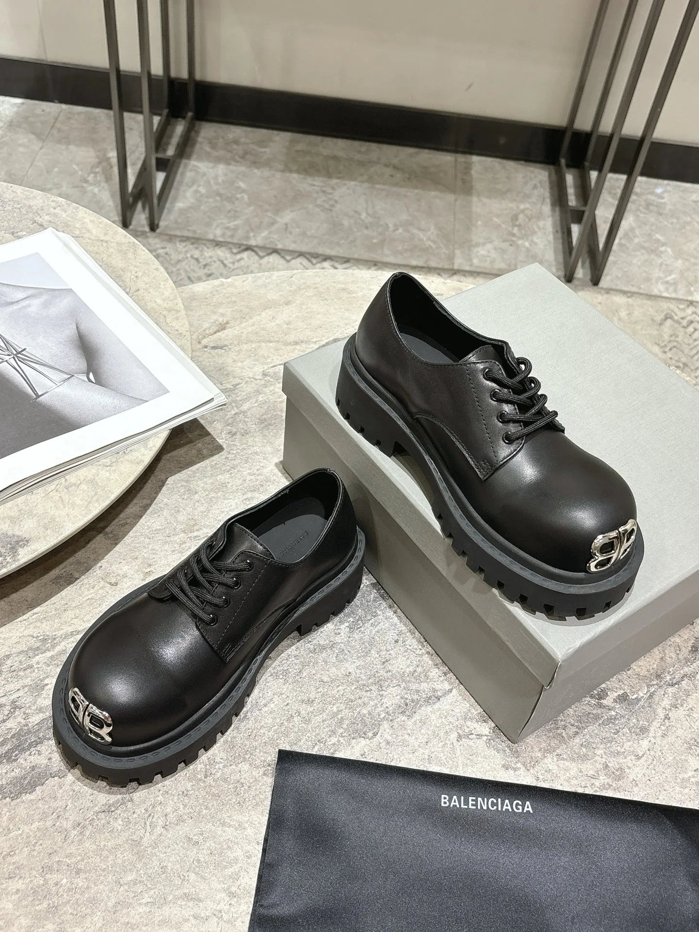 👟👟Ex-factory price 660👟👟 BALENCIAGA Balenciaga's new Stomper Derby big-toe derby shoes. This pair of shoes is simply a dark horse in this year's fashion circle. The exaggerated big-toe design makes people fall in love at first sight! 💖 When I first saw it, I was attracted by the big B logo. It’s so recognizable! Wear it, whether paired with skinny jeans or wide-leg pants, you can easily style it and look extremely fashionable! The double B decorative buckle is hand-inlaid with pure copper hardware. ▪Fabric: original full-grain cowhide. ▪Inner feet: water-dyed cowhide. ▪Sole: original rubber outsole.
